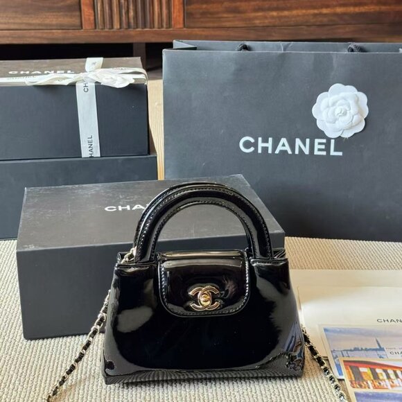 Classic CHANEL Bag: A Stylish and Versatile Choice for Elegance - Picture 1 of 5